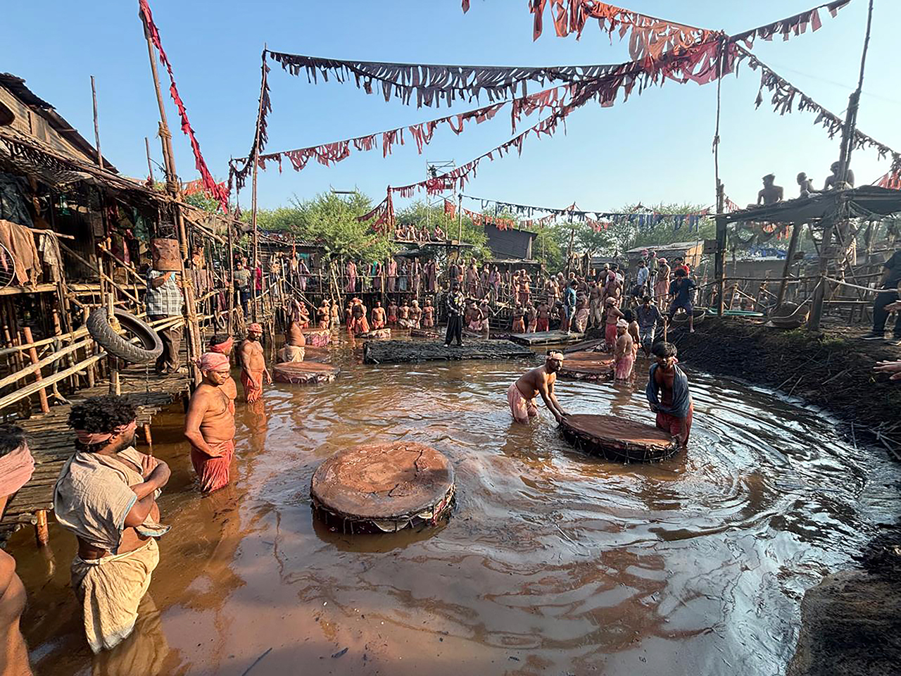 aaya-sher-from-the-paradise-impresses-with-grand-slum-sets