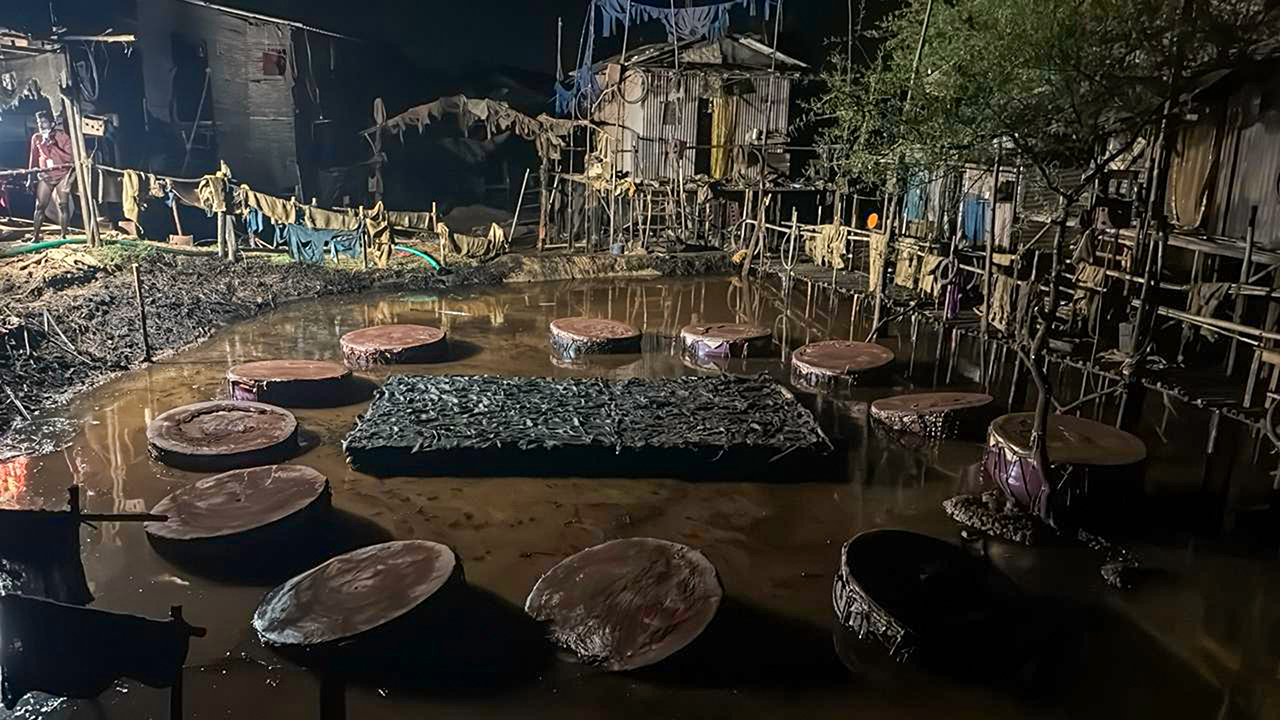 aaya-sher-from-the-paradise-impresses-with-grand-slum-sets