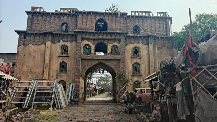 aaya-sher-from-the-paradise-impresses-with-grand-slum-sets