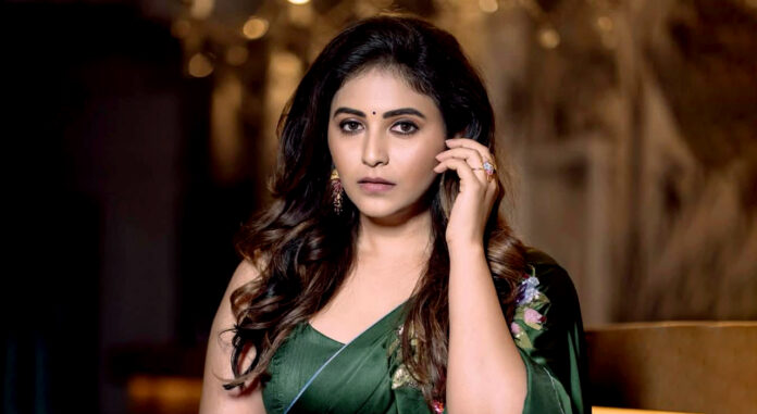 Anjali Joins Vishal’s Makutam Fun Video Goes Viral