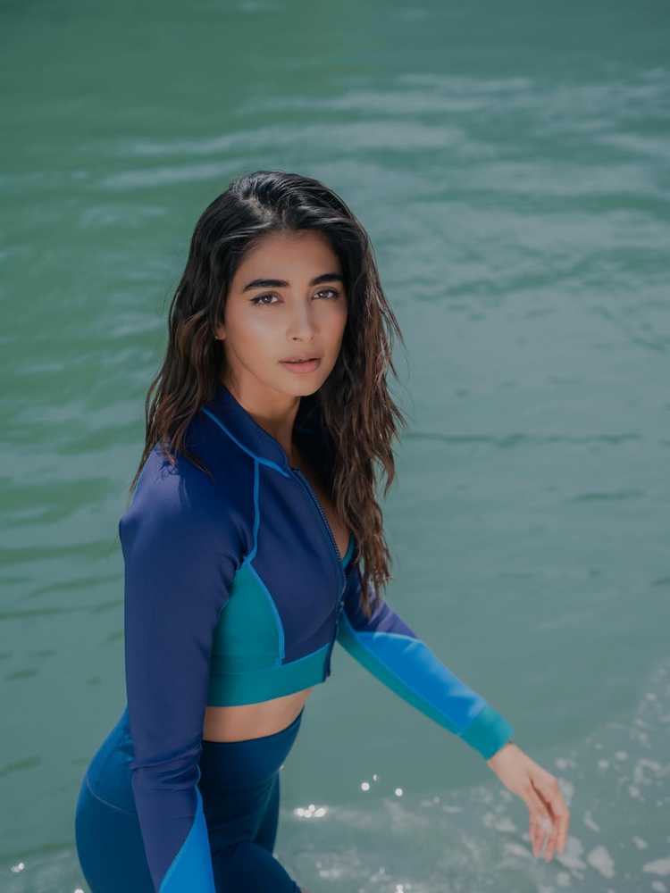 Pooja Hegde’s Refreshing Riverside Glamour