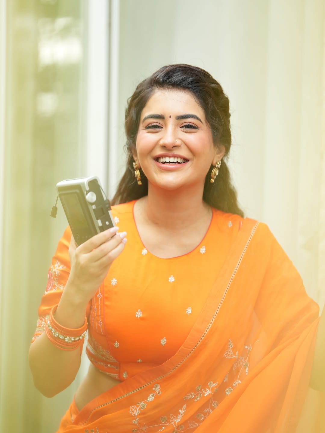 Rashi Singh's Playful Orange Look Wins Hearts!
