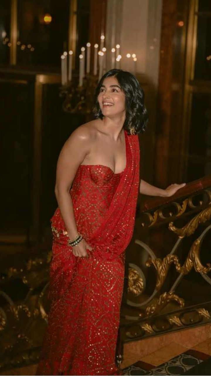  Pooja Hegde Stuns in a Modern Crimson Saree