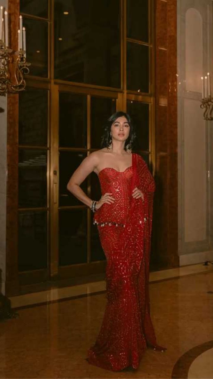  Pooja Hegde Stuns in a Modern Crimson Saree
