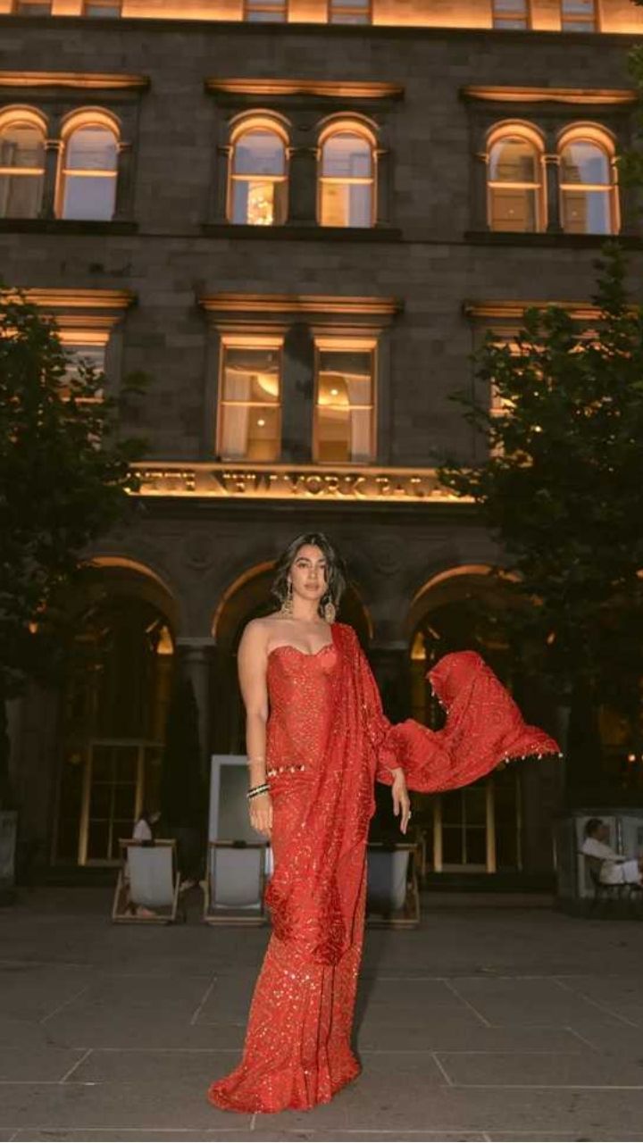  Pooja Hegde Stuns in a Modern Crimson Saree