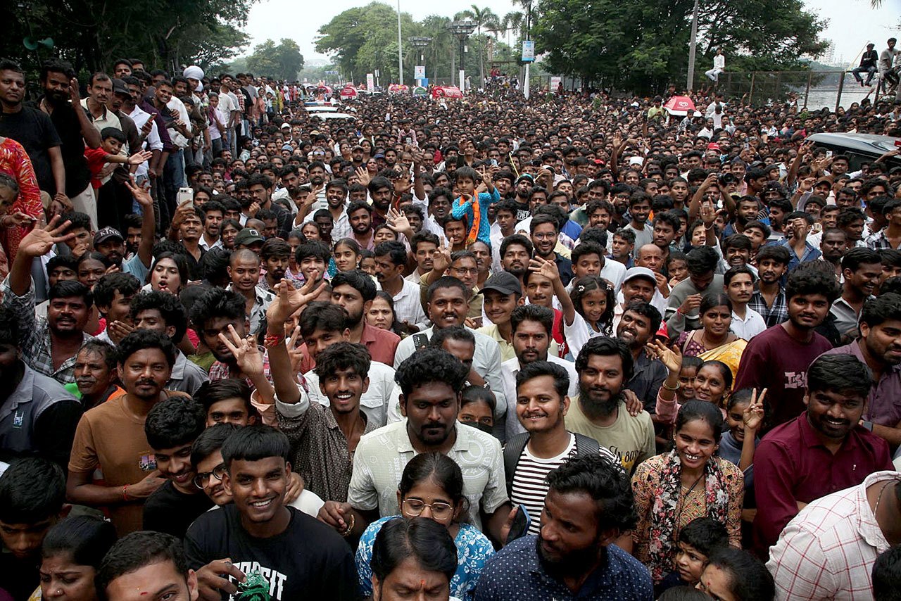 72nd Khairatabad Ganesh Nimajjanam Concludes Smoothly as Thousands Gather at NTR Marg