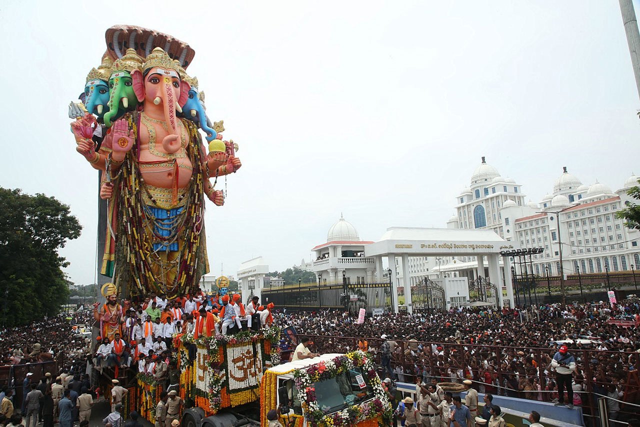 72nd Khairatabad Ganesh Nimajjanam Concludes Smoothly as Thousands Gather at NTR Marg