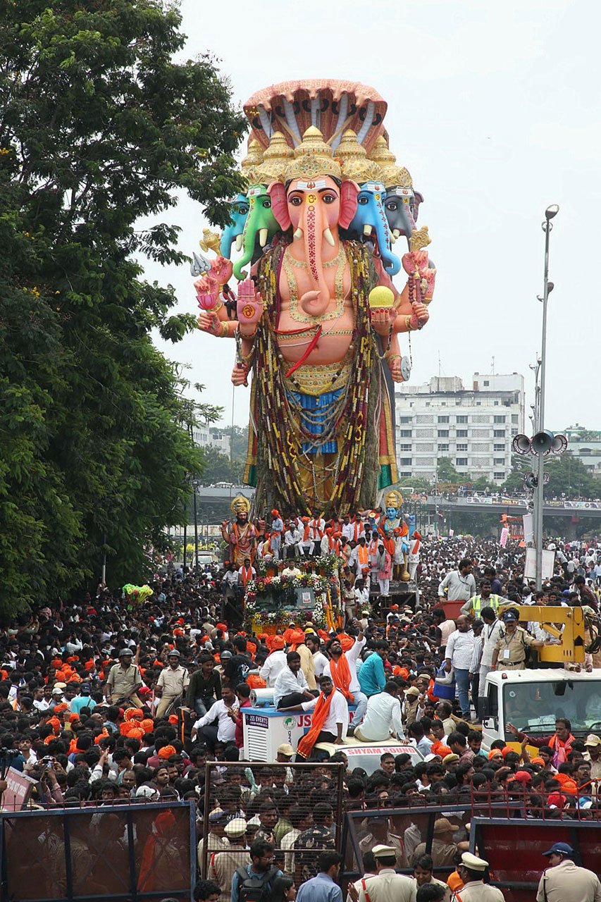 72nd Khairatabad Ganesh Nimajjanam Concludes Smoothly as Thousands Gather at NTR Marg
